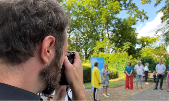 Fotógrafo tomando una foto de un grupo de personas